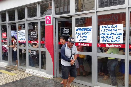 Vergonha: Sindicato fecha agência do Bradesco em Eunápolis contra péssimas condições de trabalho e metas abusivas 5