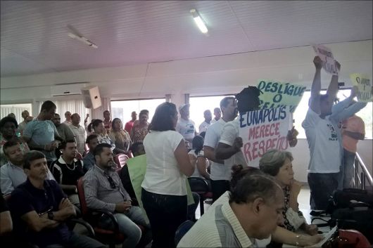 Foto: Manifestantes tentam impedir votação - A Gazeta Bahia
