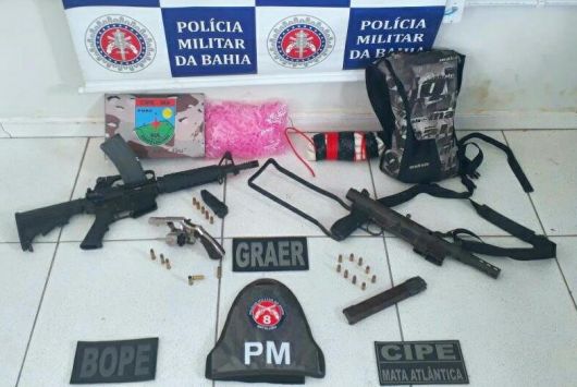 Foto: Com os cinco criminosos foram apreendidos fuzil, metralhadora, explosivos e munições.
