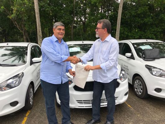 Foto: O prefeito Agnelo foi até Salvador receber as chaves do veículo.
