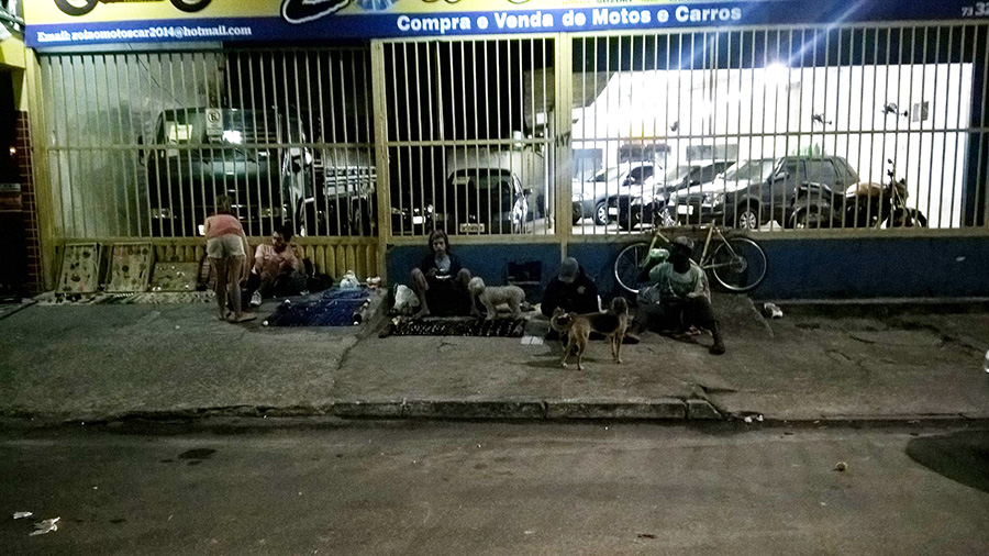 Moradores de rua se espalham por diversos pontos da cidade de Eunápolis, autoridades devem buscar soluções para a grave situação 6
