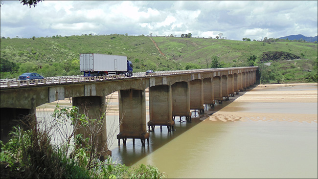 Ponte sobre o rio Jequitinhonha, extensão 511 metros